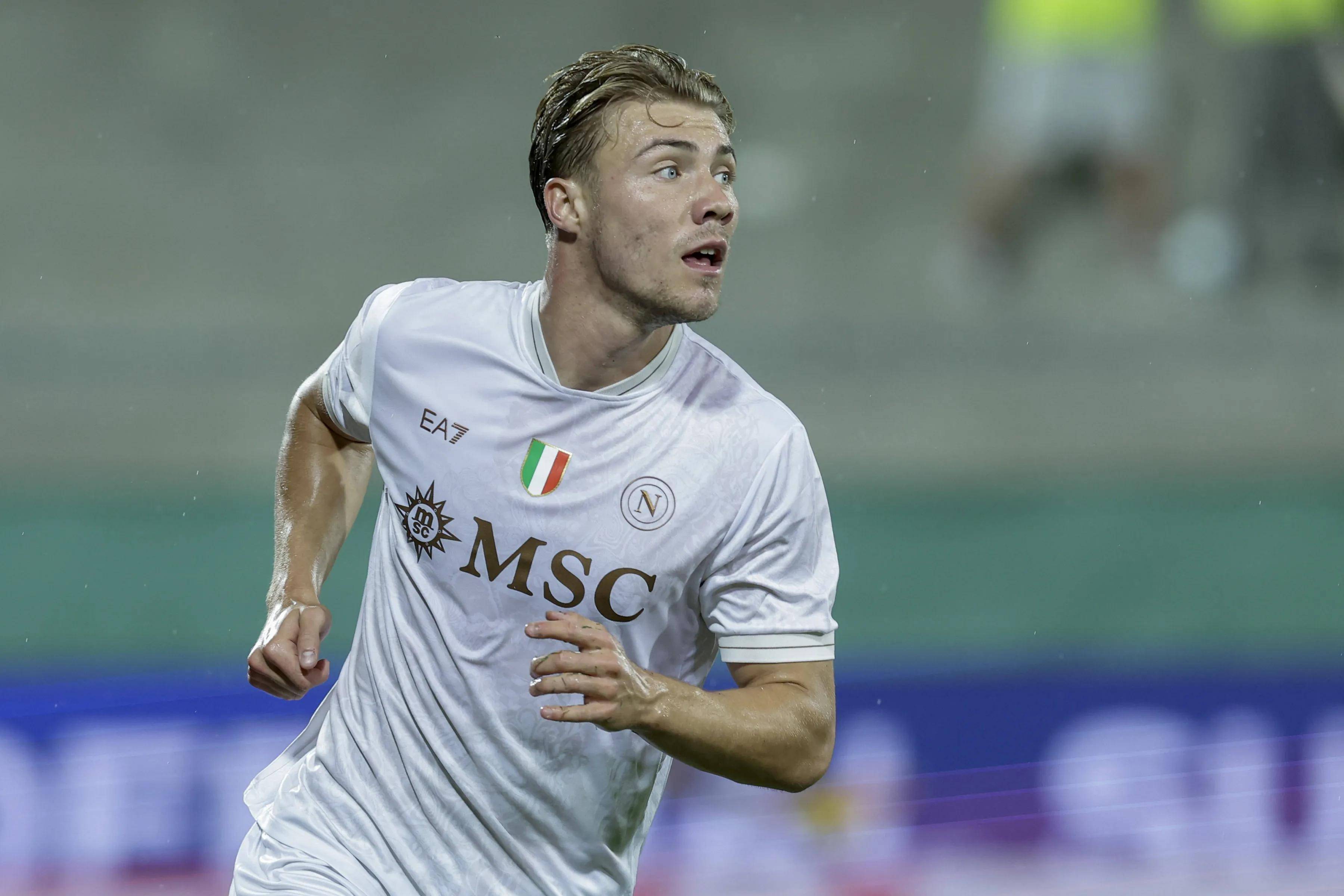 竞技宝-关于英超倒计时，那不勒斯集结日手感冰凉，细节引发关注，管理层满意，赛季目标并未改变的信息