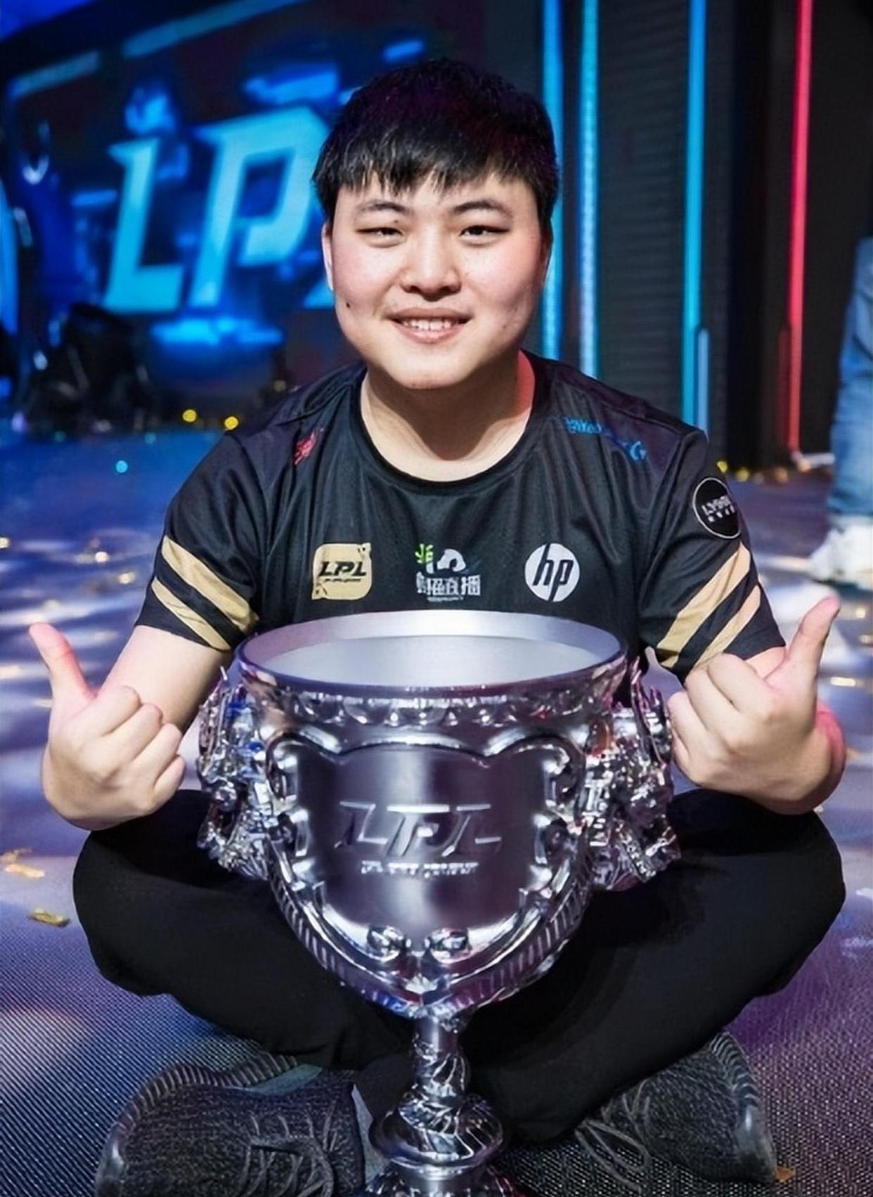 JJB-关于Uzi回归赛场，精彩发挥首场状态亮眼，雄鹿观众沸腾！的信息